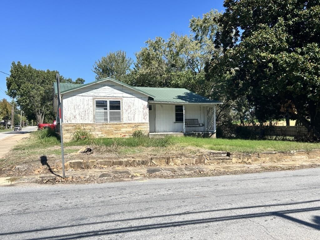 Property Photo:  325 W Washington Street  AR 72560-0000 