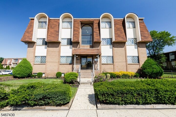 Property Photo:  1150 W St George C31c031  NJ 07036 