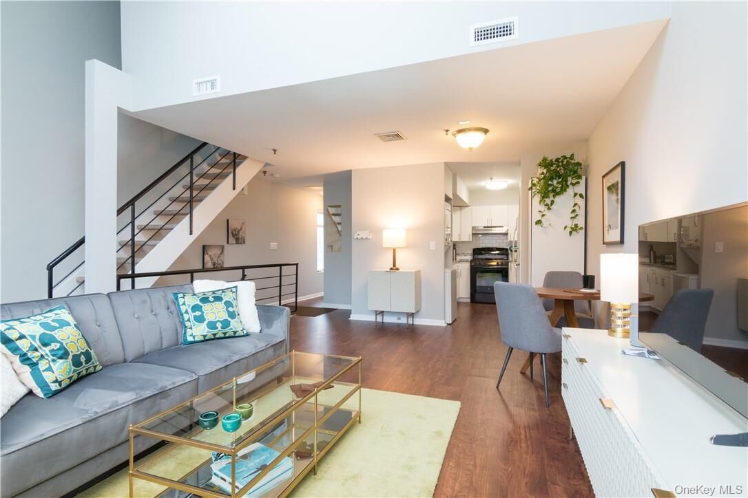 Property Photo:  100 Chatterton Avenue 6  NY 10606 