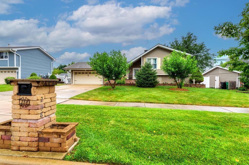 Property Photo: 258 Cunningham Lane IL 60108