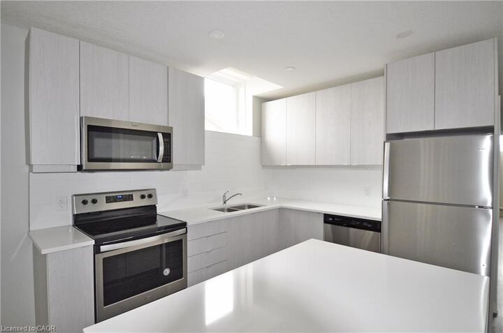 Property Photo:  22 St Andrews Street 1  ON N1S 1M4 