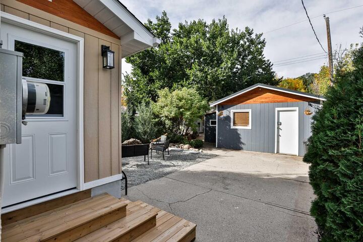 Property Photo:  528 12C Street N  AB T1H 2N3 