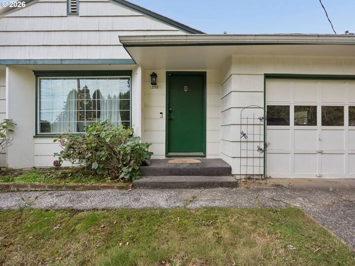 Property Photo:  1328 Oak St  OR 97034 