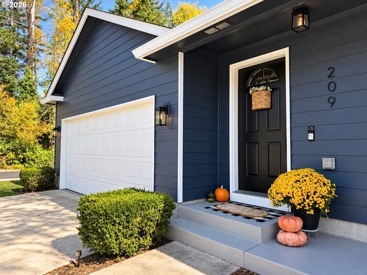 Property Photo: 209 Bluebird St OR 97424