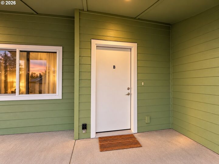 Property Photo:  16317 SE Salmon St B  OR 97233 