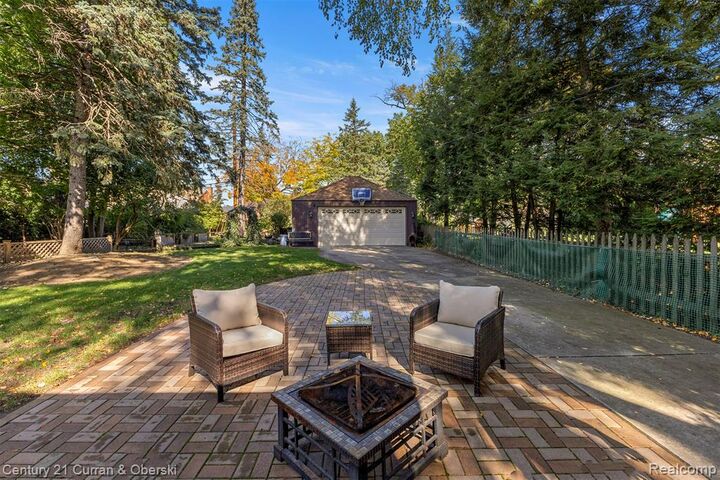 Property Photo:  1167 Beechmont Street  MI 48124 