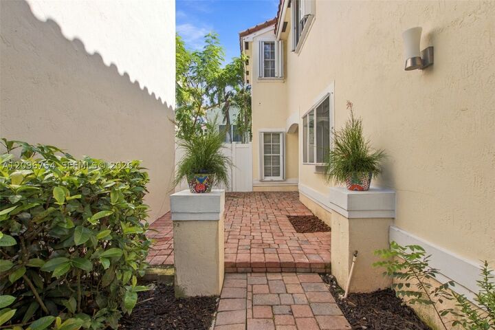 Property Photo: 967 Azure Ln FL 33326