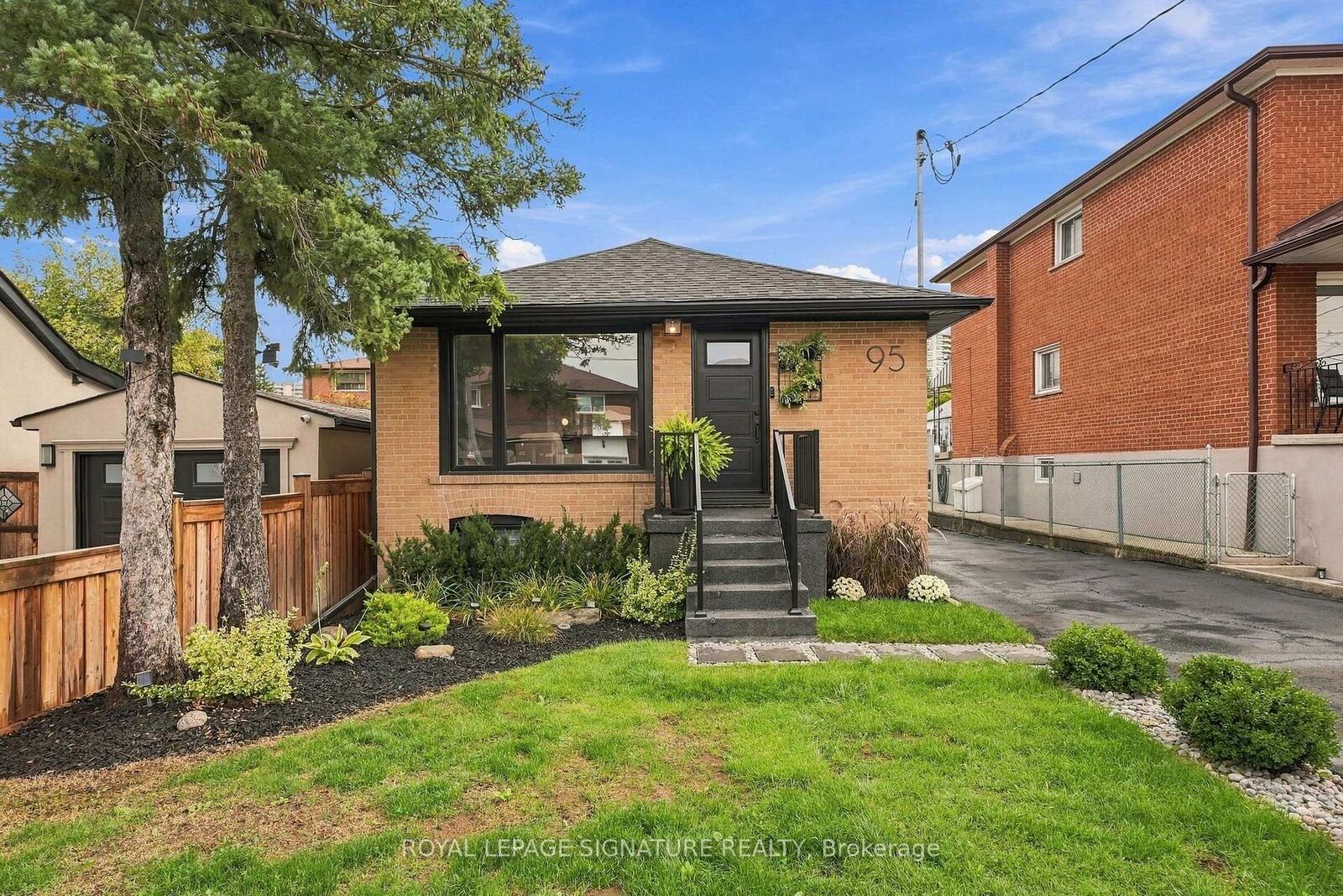 Property Photo:  95 Laurel Avenue  ON M1K 3J8 