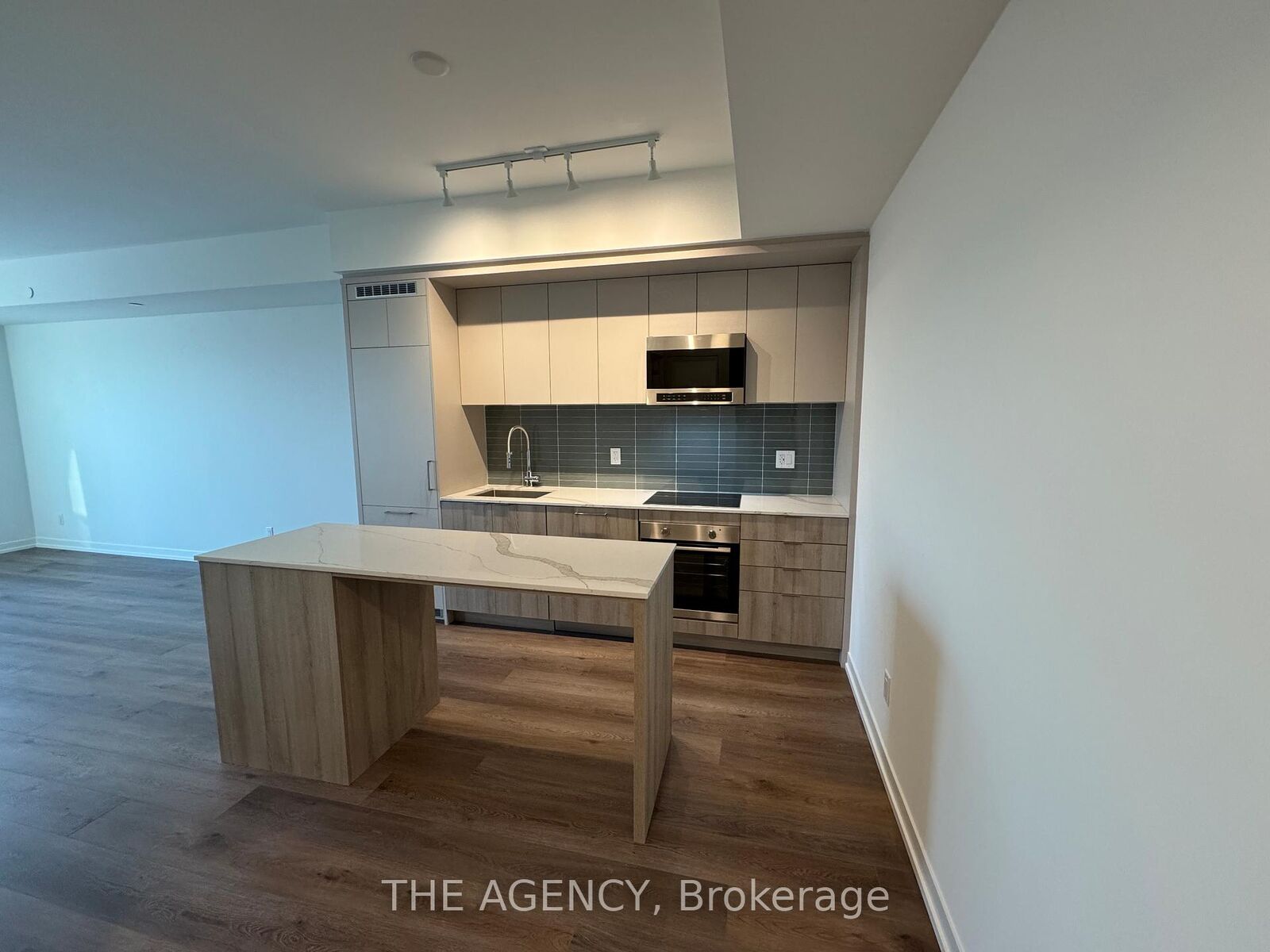 Property Photo: 863 St Clair Avenue W 606 ON M6C 1C4