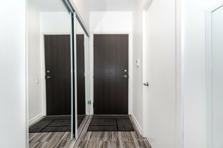 Property Photo:  103 The Queensway Avenue 810  ON M6S 5B3 