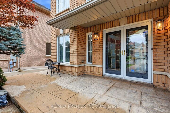 Property Photo:  16 St Michele Place  ON L4H 1H3 