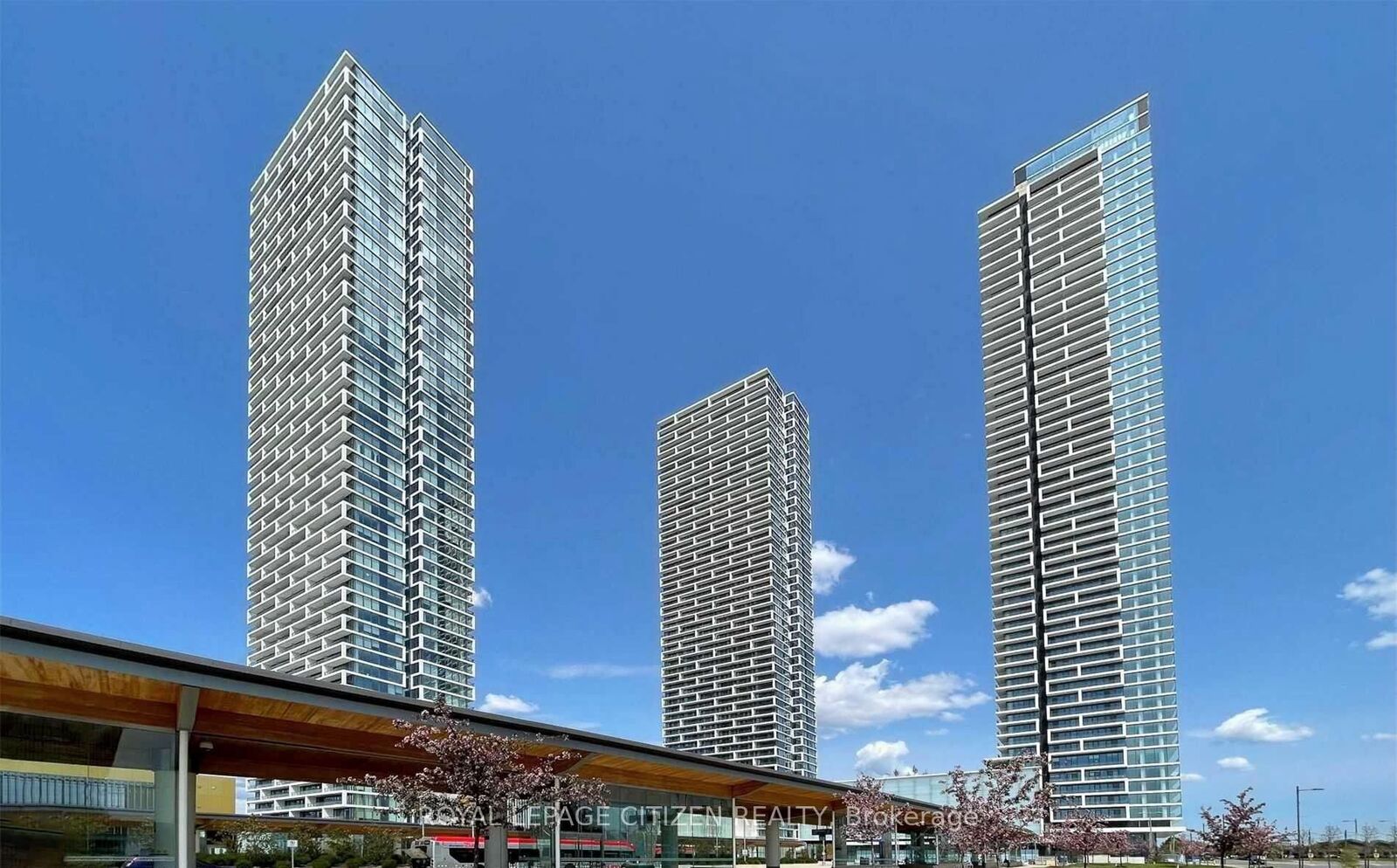 Property Photo:  898 Portage Parkway 1810  ON L4K 0J3 