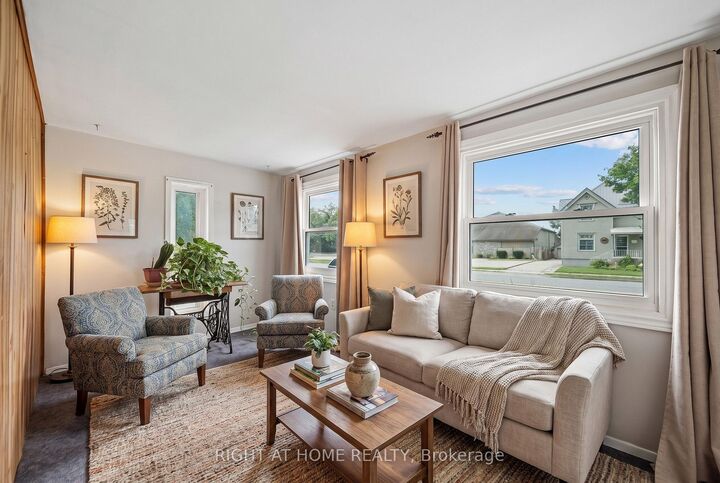 Property Photo:  335 Talbot Street E  ON N5H 1J1 