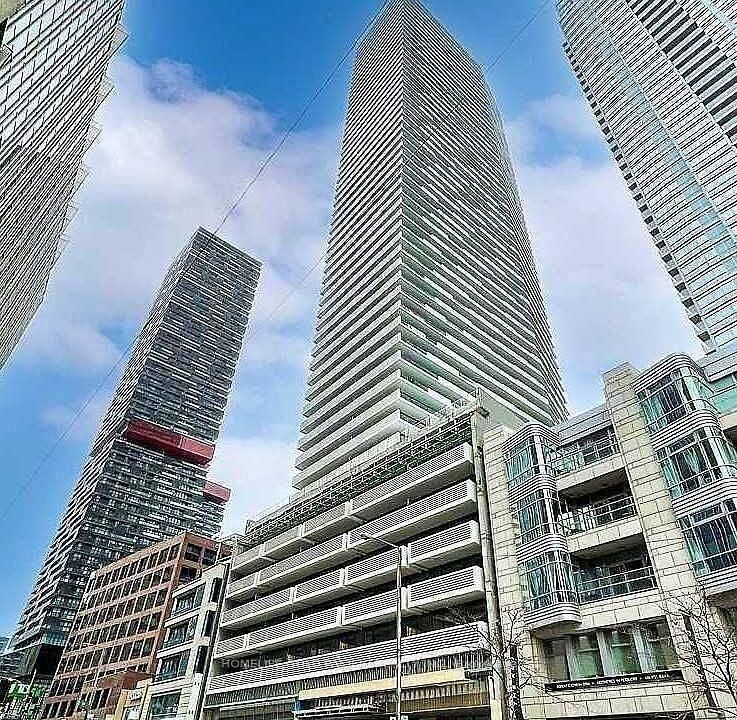 Property Photo:  2221 Yonge Street E 1807  ON M4S 2B4 