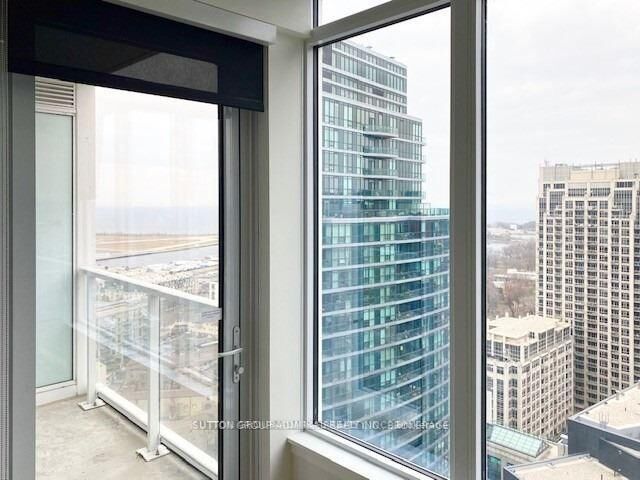Property Photo:  19 Bathurst Street 3015  ON M6A 2E1 