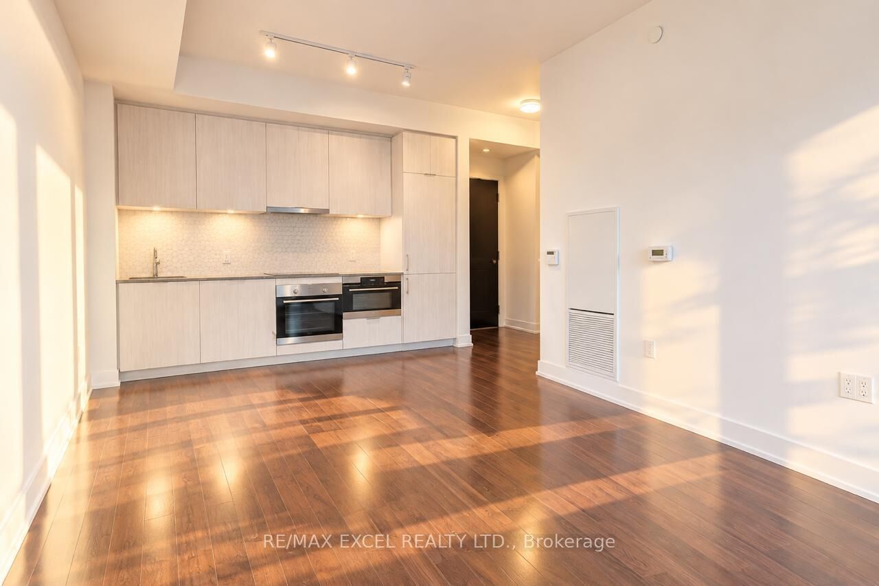 Property Photo:  158 Front Street E 1917  ON M5A 0K9 