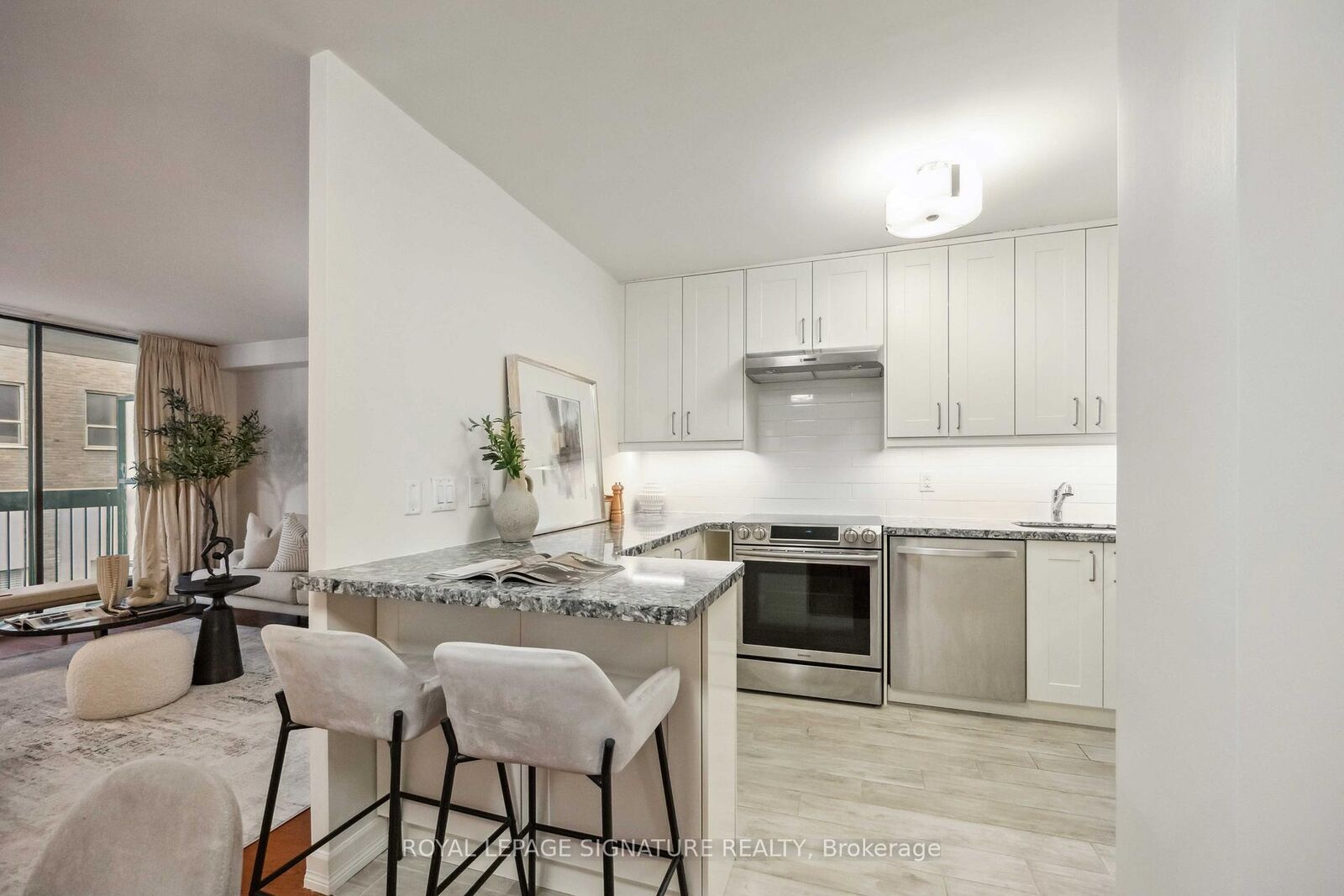 Property Photo:  212 St. George Street 201  ON M5R 2N5 