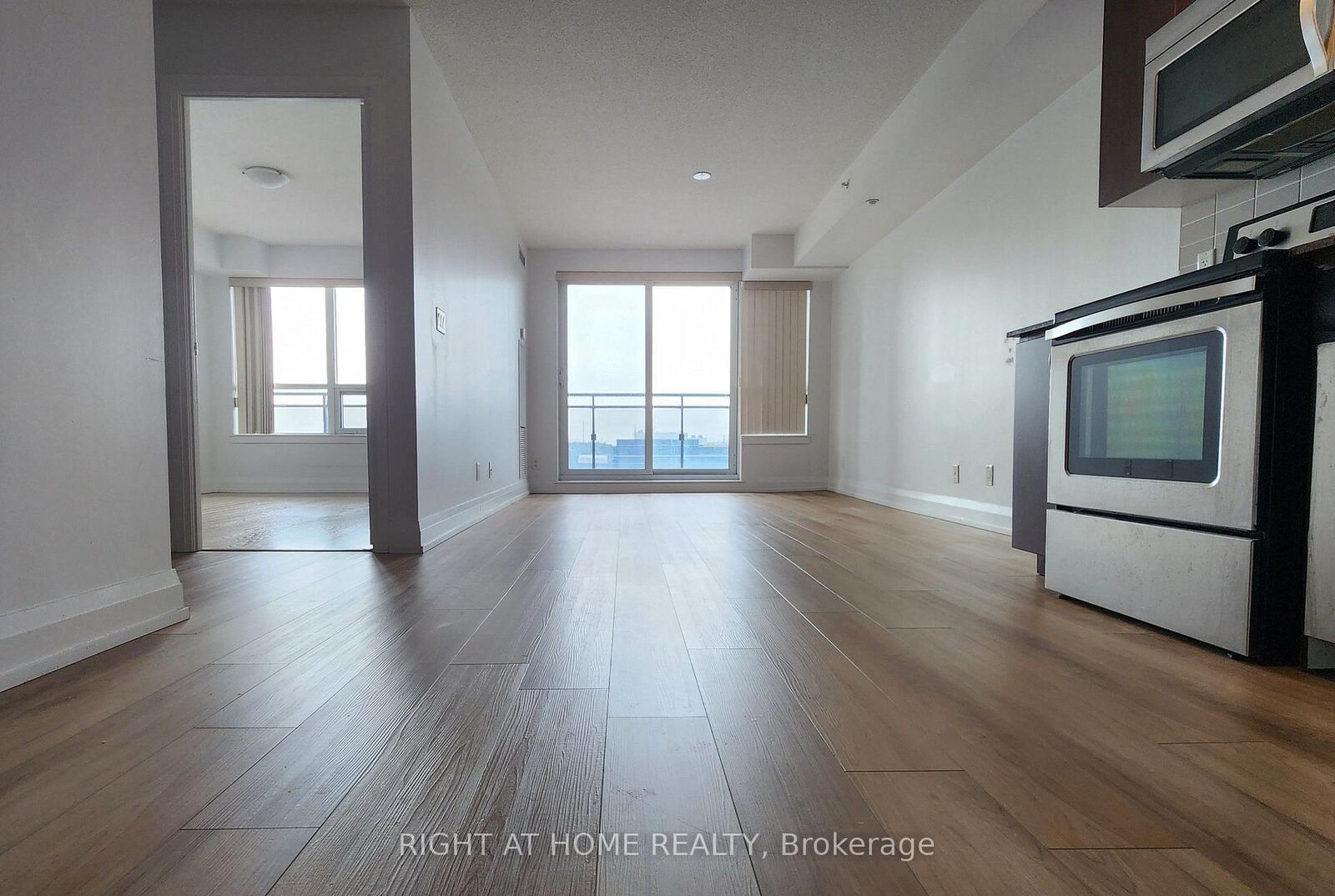 Property Photo:  370 Highway 7 Avenue E 817  ON L4B 0C4 
