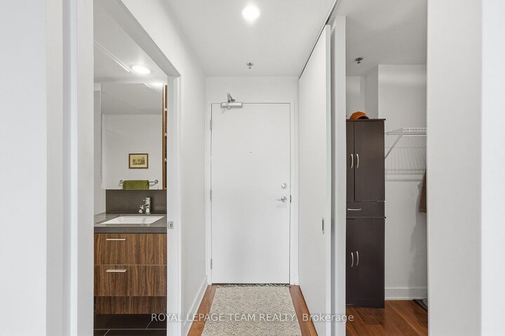 Property Photo:  360 McLeod Street 504  ON K2P 1A9 