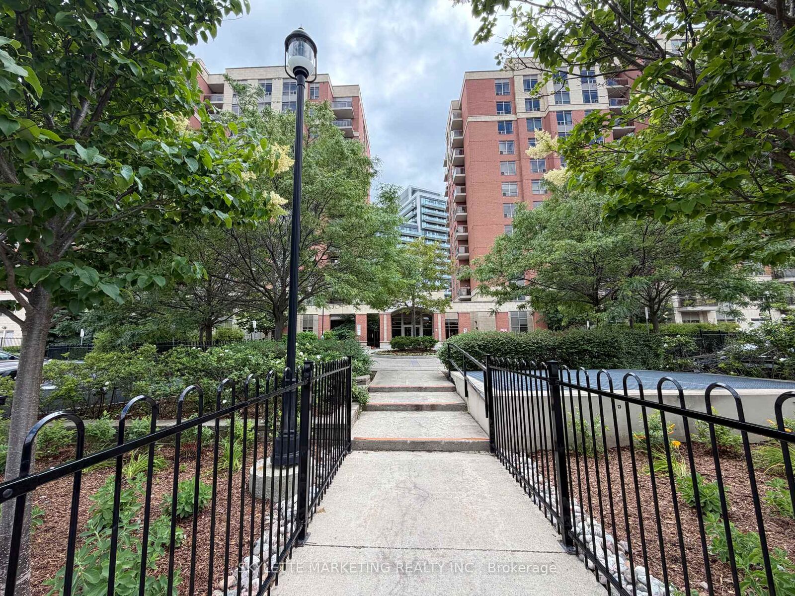 Property Photo:  75 King William Crescent Ph13  ON L4B 0C1 