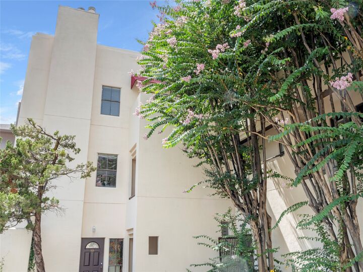 Property Photo: 712 Graham Place 304 TX 78705