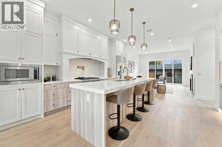 Property Photo:  2300 6 Street Northeast  AB T2E 3Z1 
