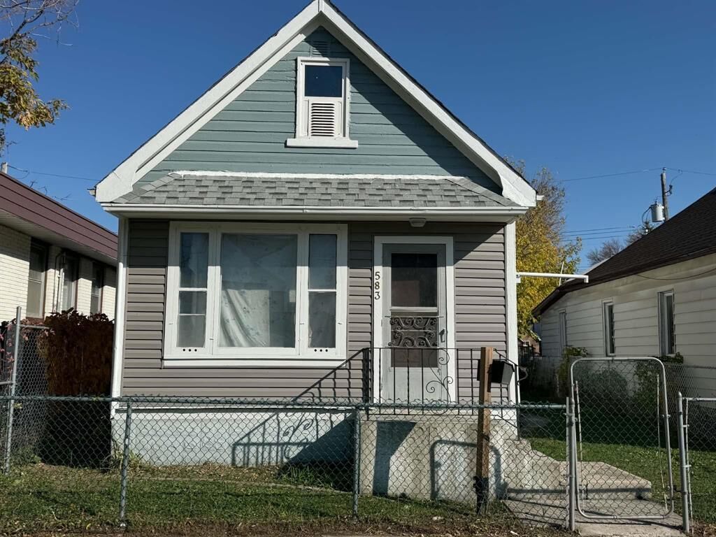 Property Photo:  583 Magnus Avenue  MB R2V 2L4 