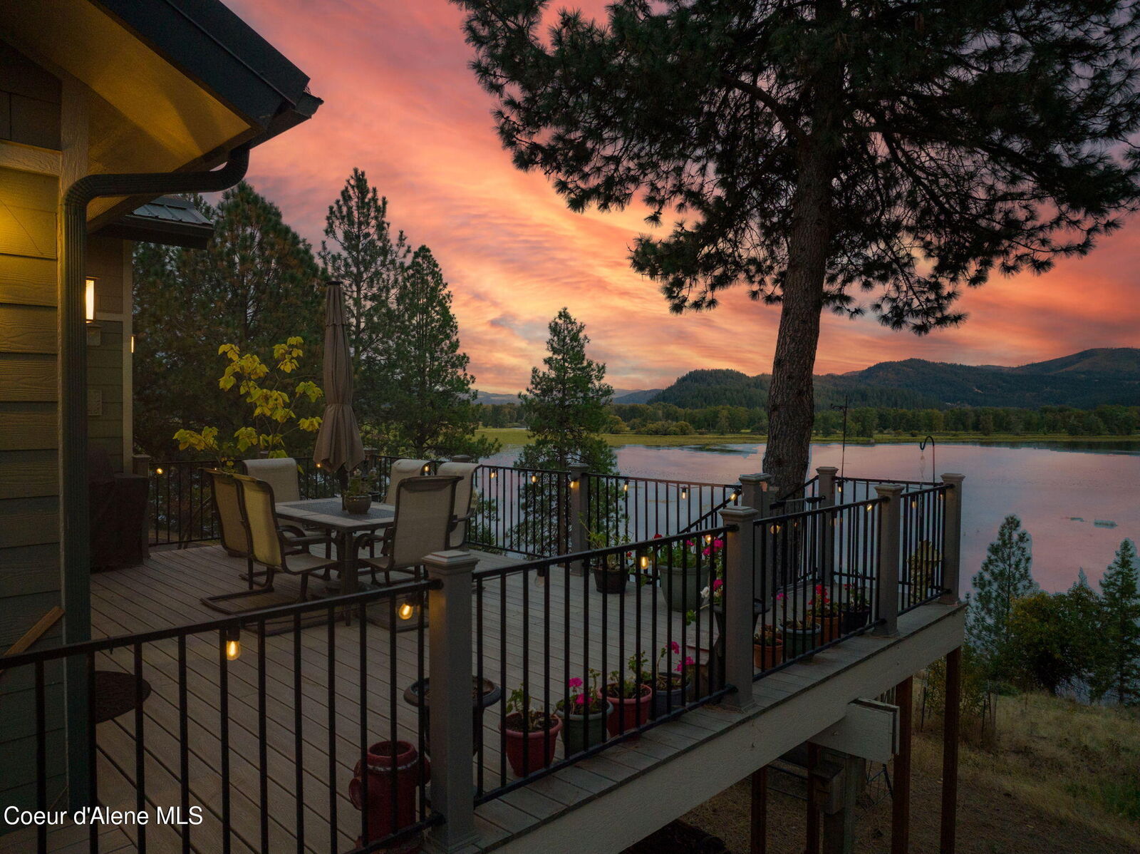 Property Photo:  1611 E Round Lake Rd  ID 83861 