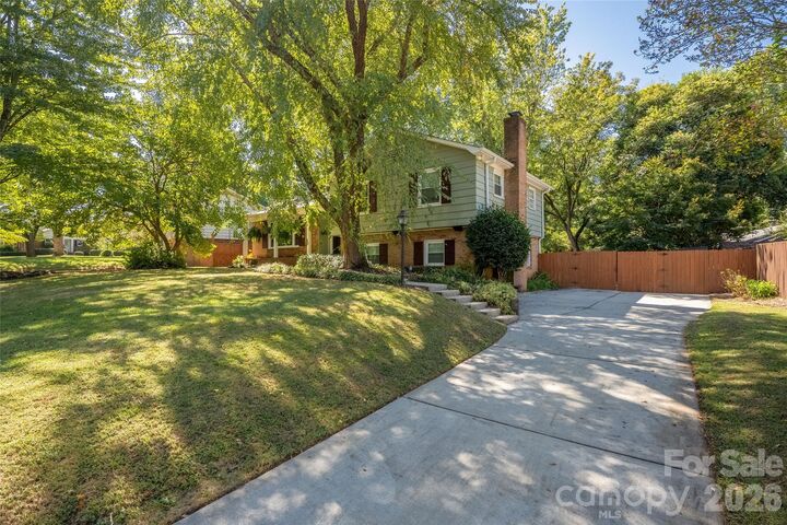 Property Photo:  1912 Wedgedale Drive  NC 28210 