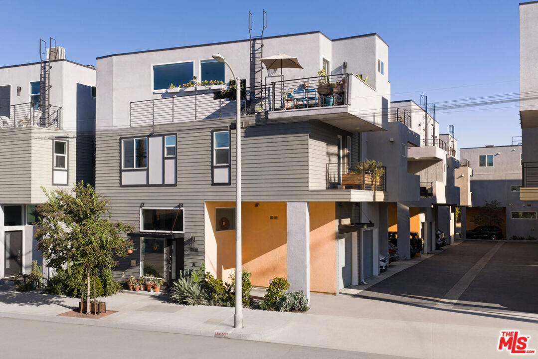 Property Photo:  3030 1/2 N Coolidge Ave  CA 90039 