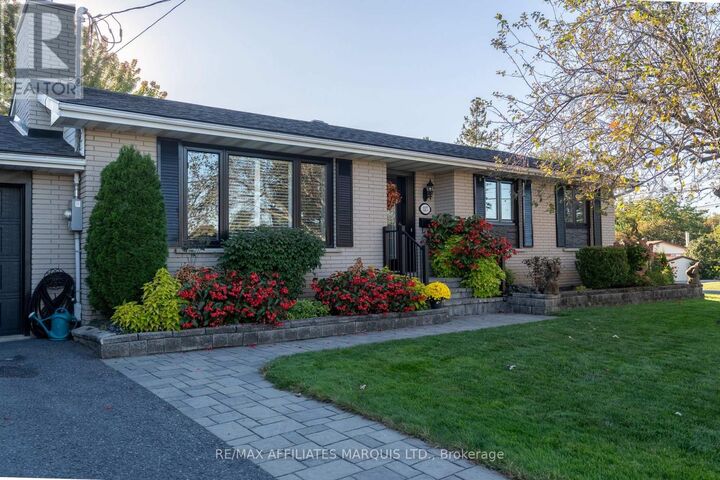 Property Photo:  527 Blossom Park Drive  ON K6H 5N1 