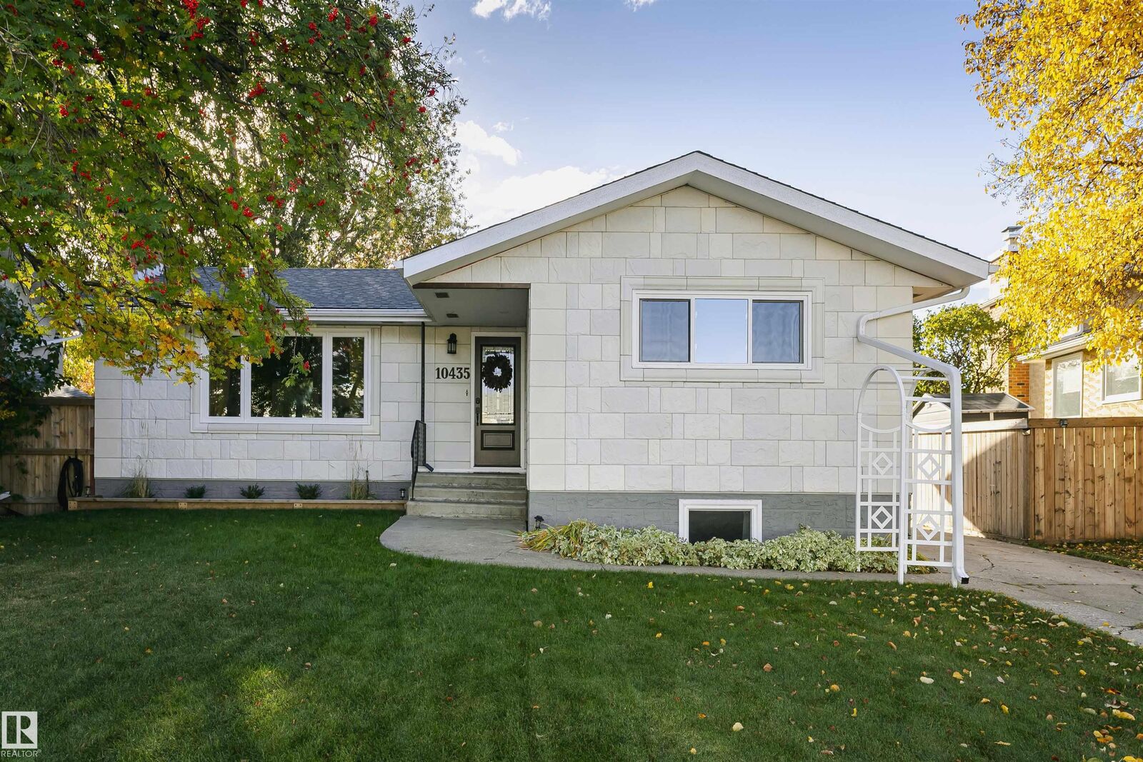 Property Photo:  10435 35A Avenue NW  AB T6J 2H1 