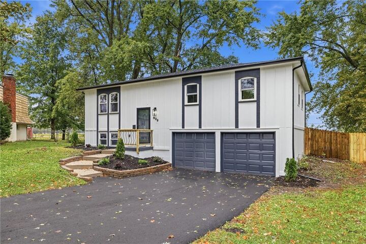 Property Photo:  909 S Montclaire Drive  KS 66061 