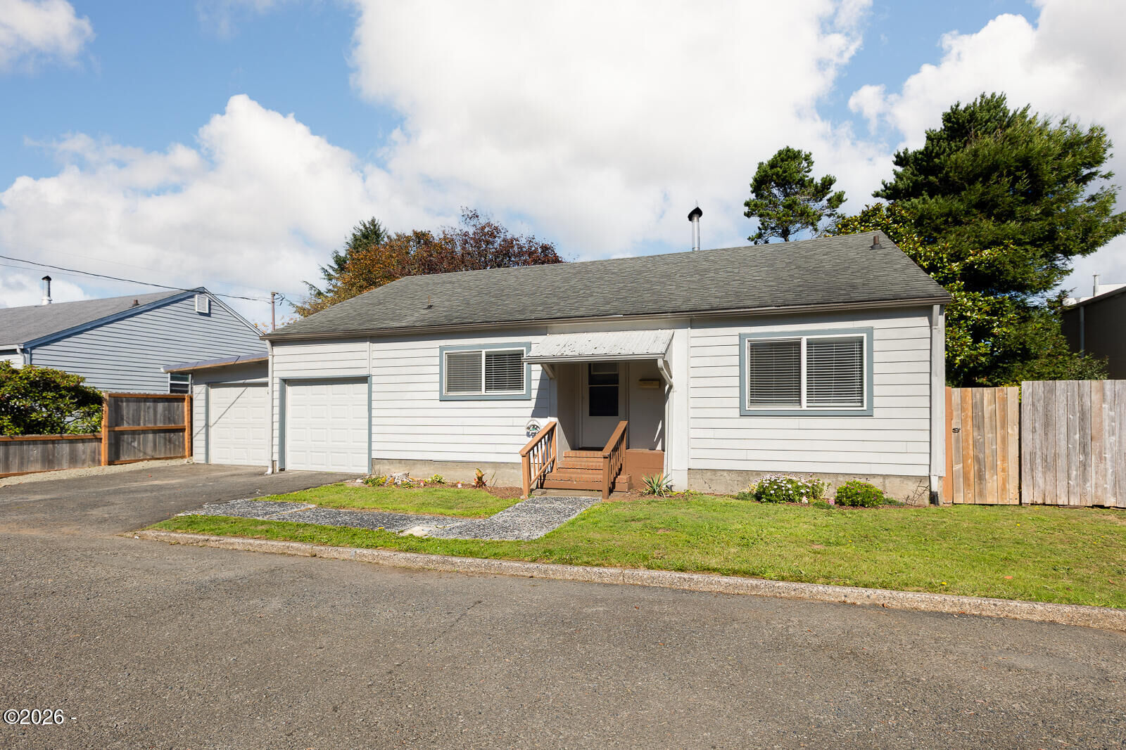 Property Photo:  208 NW 7th Street  OR 97365 