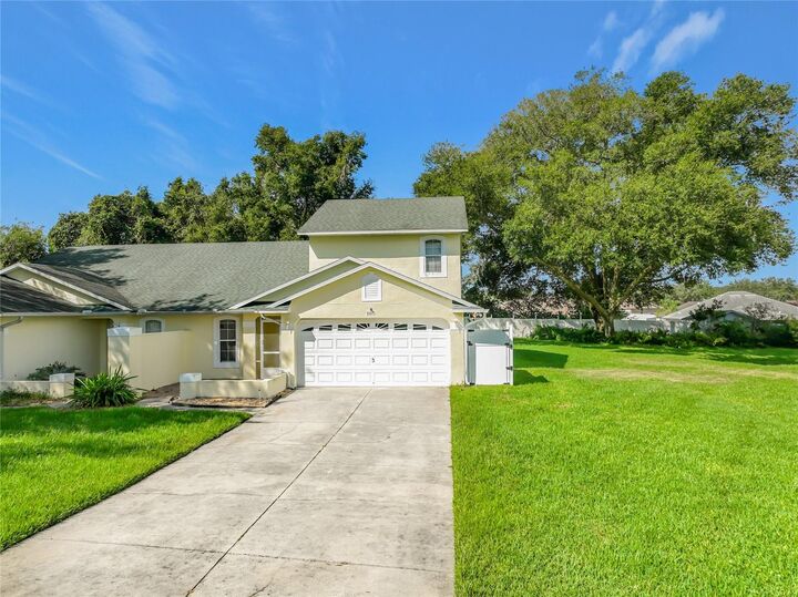 Property Photo:  8805 Courtyard Lane  FL 34736 