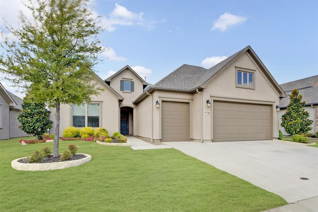 Property Photo: 9728 Silver Rock Way TX 76207