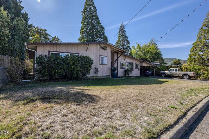 Property Photo: 202 Kings Way OR 97502