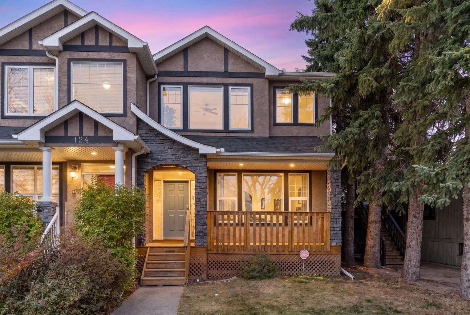 Property Photo:  126 30 Avenue NE  AB T2E 2C8 
