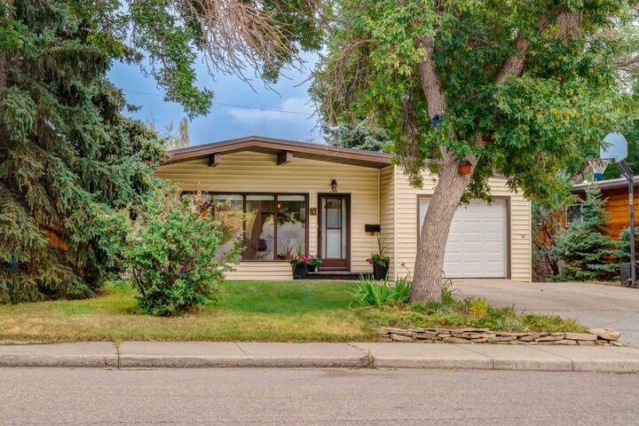 Property Photo:  36 Hudson Road NW  AB T2K 2A9 
