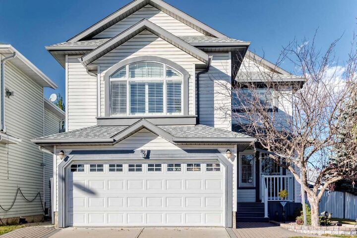 Property Photo:  826 Applewood Drive SE  AB T2A 7R6 