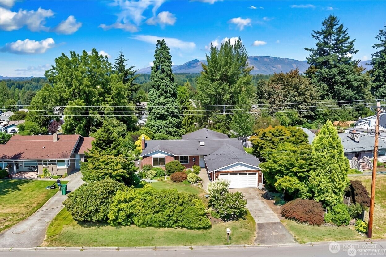 Property Photo:  1101 E 5th Street  WA 98223 