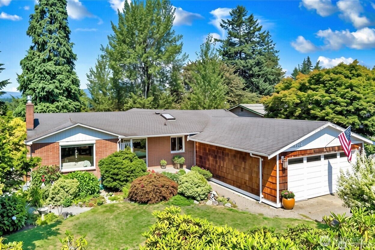 Property Photo:  1101 E 5th Street  WA 98223 