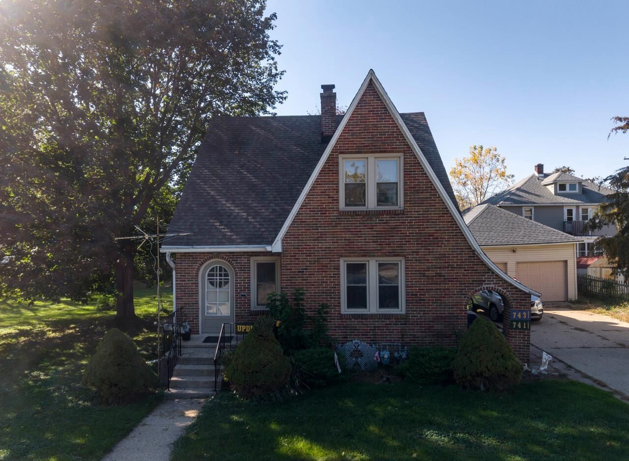 Property Photo:  741 Caroline Street  WI 53545 