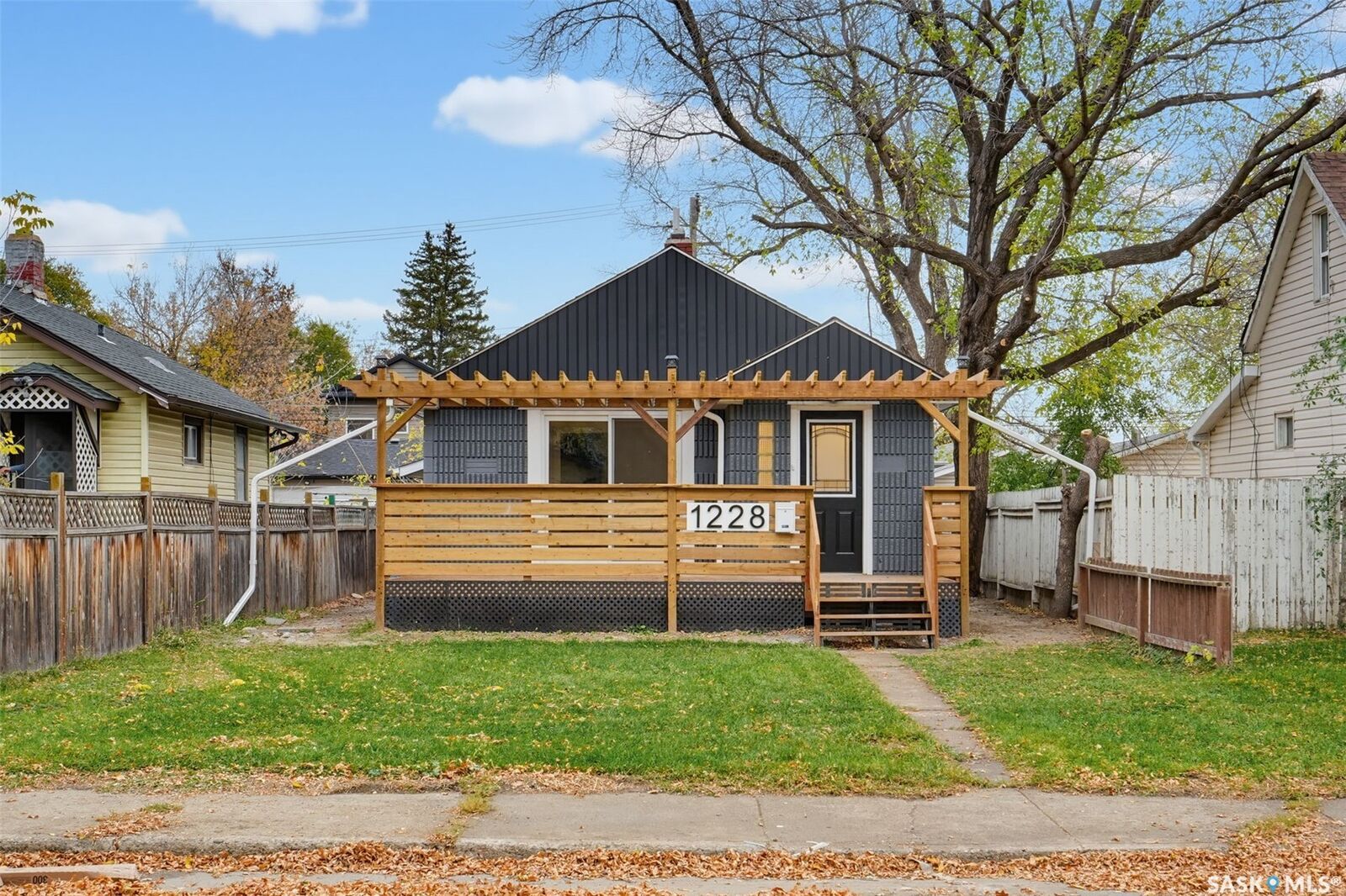 Property Photo:  1228 1st Avenue  SK S7K 1Y6 