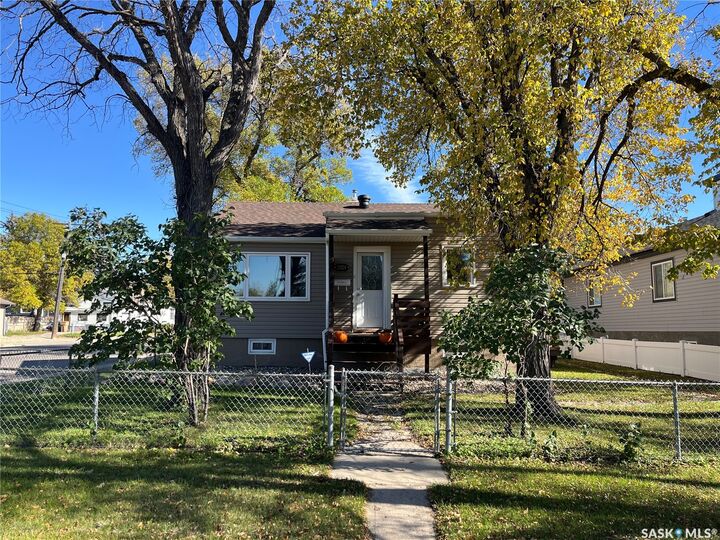 Property Photo:  2101 King Street  SK S4T 4G9 