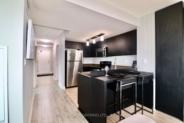Property Photo:  381 Front Street 1902  ON M5V 3R8 