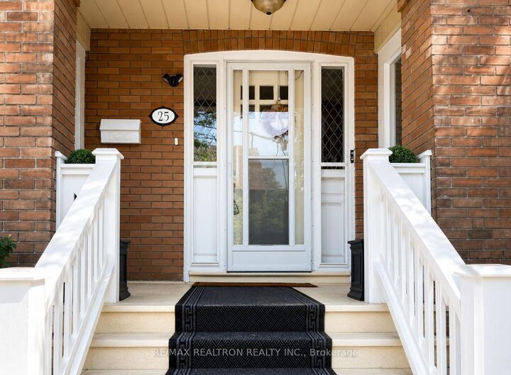 Property Photo:  25 Ranleigh Avenue 2nd Floor Unit  ON M4N 1X2 