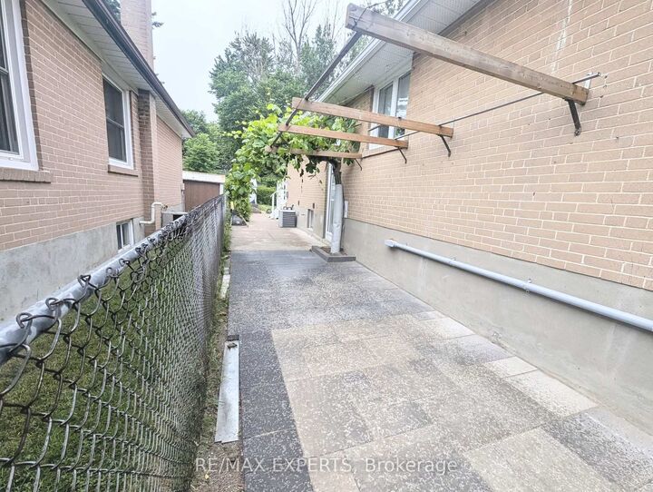 Property Photo:  42 Mossbank Drive Lower  ON M1G 2C3 
