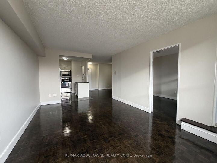 Property Photo:  145 Wellington Street W 212  ON L4G 2N9 