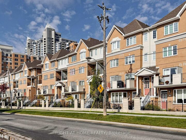 Property Photo:  322 Grandview Way  ON M2N 6V3 
